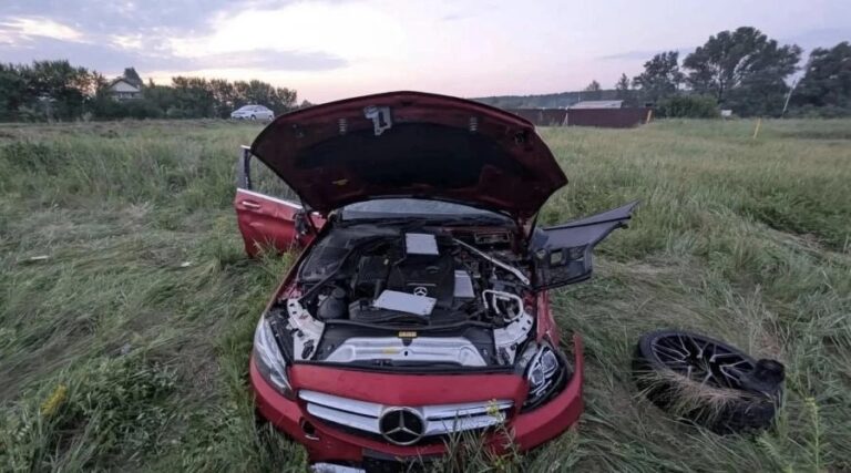 Компания молодых людей разбилась на Mercedes в пригороде Барнаула